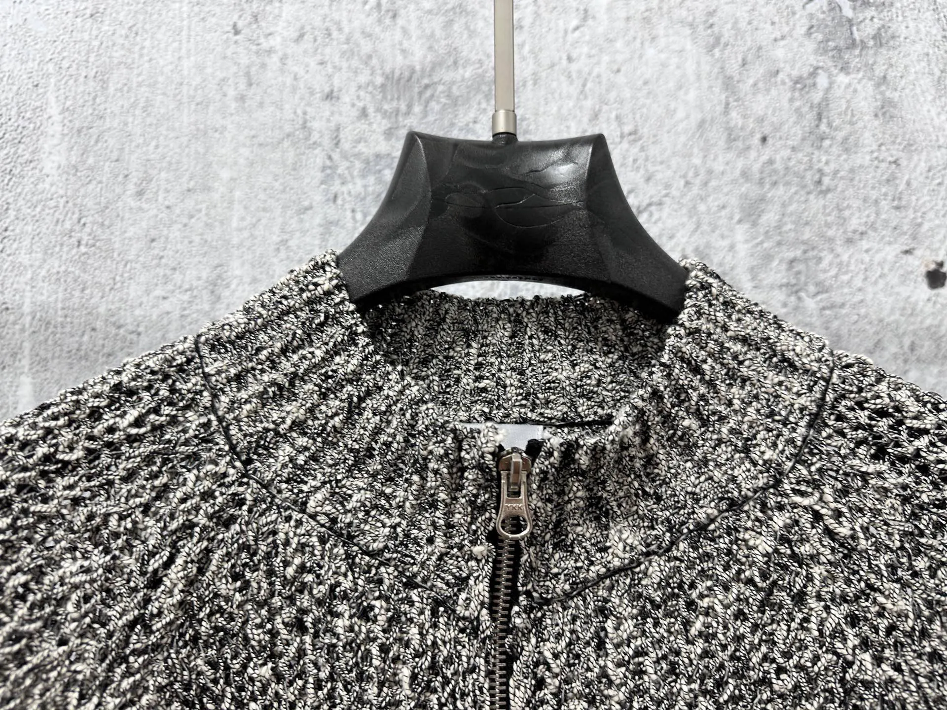 P490 【Stone Island】Stone Island coral sweater jacket Customized dyeing of original yarn has become popular in Xiaohongshu very early. Many Internet celebrity shops are doing it. The products they make can only be said to be unsightly. They are all made of ready-made yarn. This original version is made of 7 yarns of different colors and thicknesses that must be arranged to achieve the original effect. The customization cycle is very For a long time, the molded original version has the same ykk No. 5 special craftsmanship zipper, using an old-fashioned 9-needle thick-thread wool loom (due to low efficiency and high waste, factories pursuing efficiency have abandoned it, and only some big brands still use it). The strongest armband on the entire network, all detailed identification points restore the original inspection level! All Stone Island armbands must have three yellow lines, anything without them is fake! The models before 2021 had four yellow lines, and after 21fw, they all had three. We restored them perfectly. Size:S-M-L